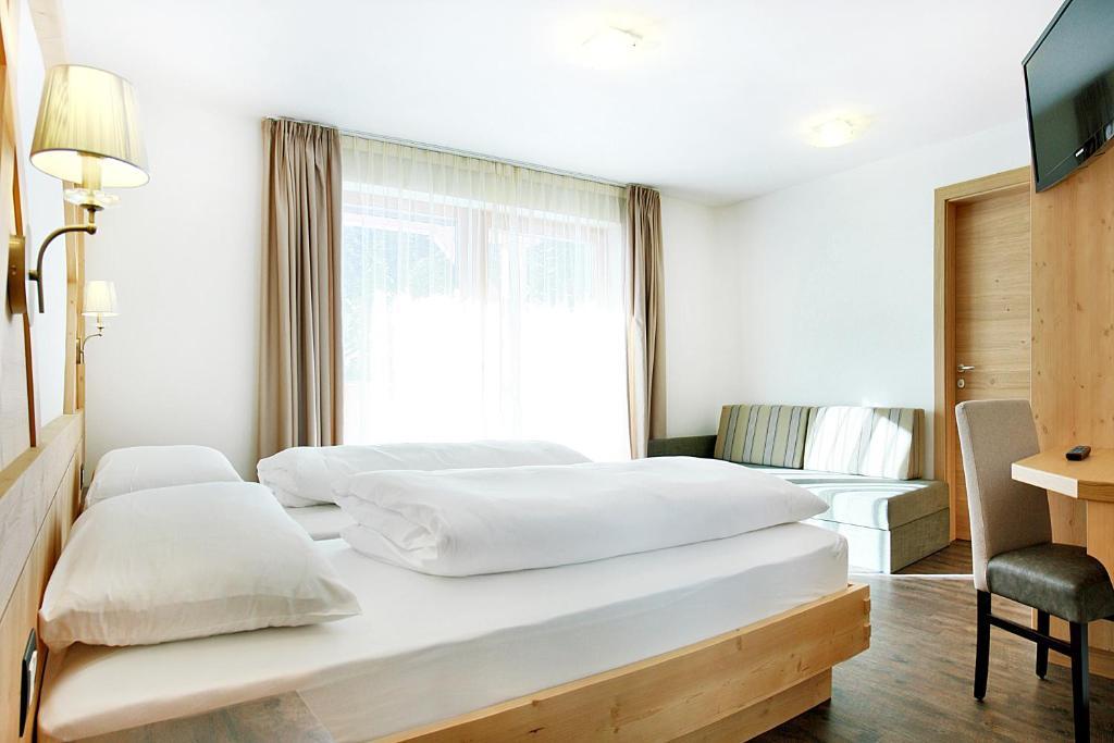 Doppel-/Zweibettzimmer mit Gartenblick